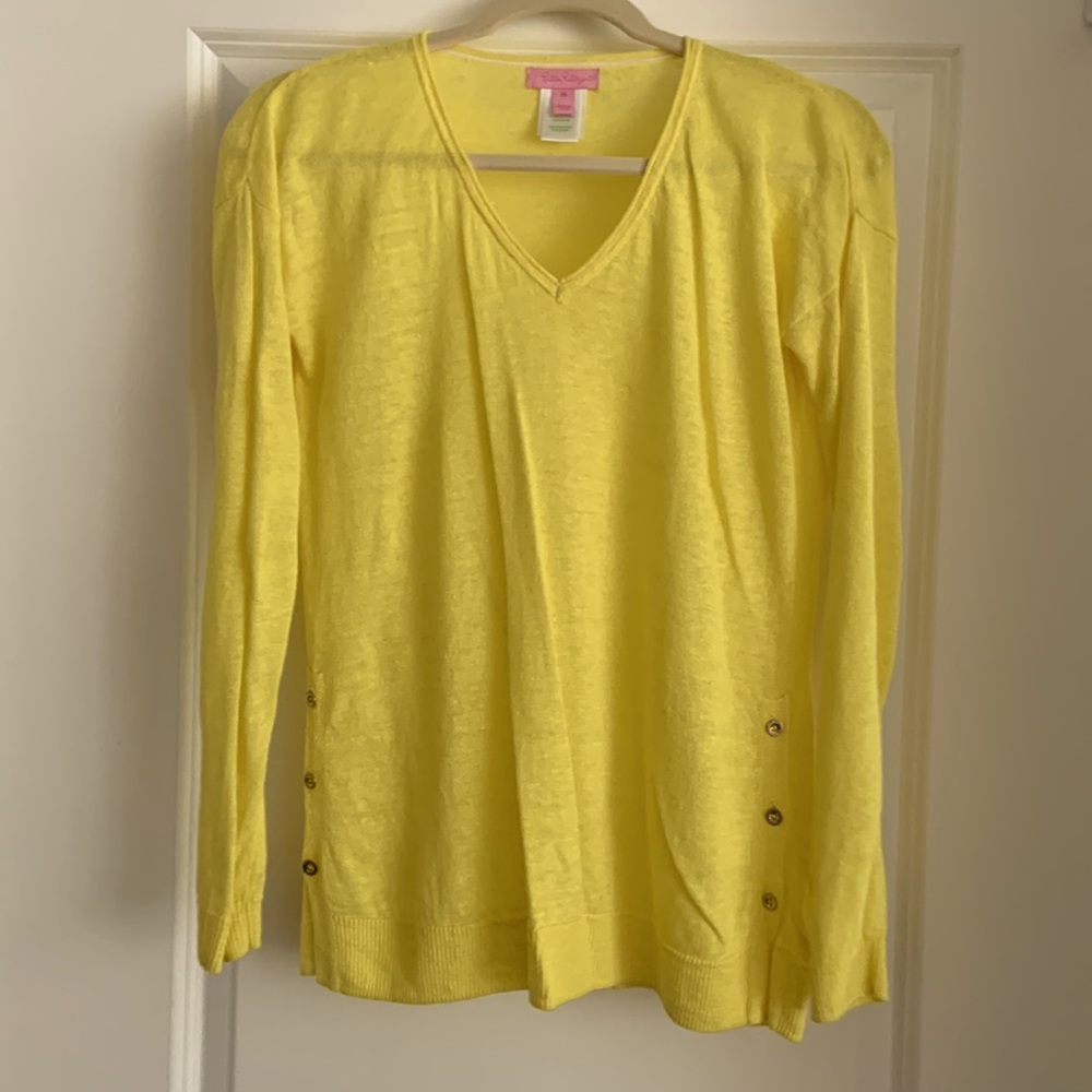 Like new Lilly Pulitzer V-neck linen sweater with gold button details - XS